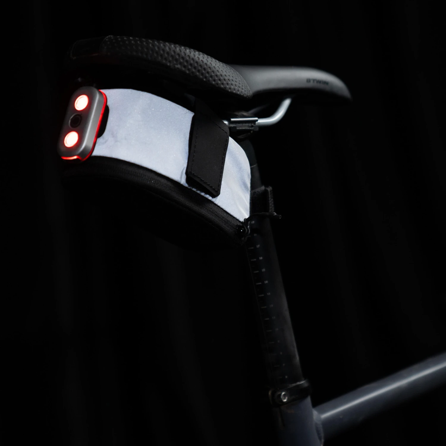 Decathlon Reflective Saddle Bag 0.6L Easy M 6 Decathlon Reflective Saddle Bag 0.6L Easy M - Image 6